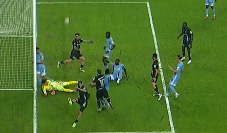 Kocaelispor'un yüzde yüzlük gol pozisyonu böyle kaçtı!