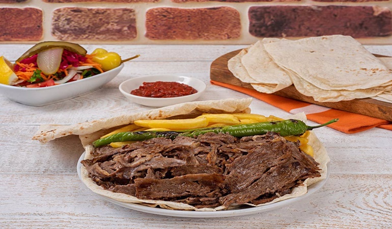 Köfteci Yusuf'ta dönerin içinden çivi çıktı!