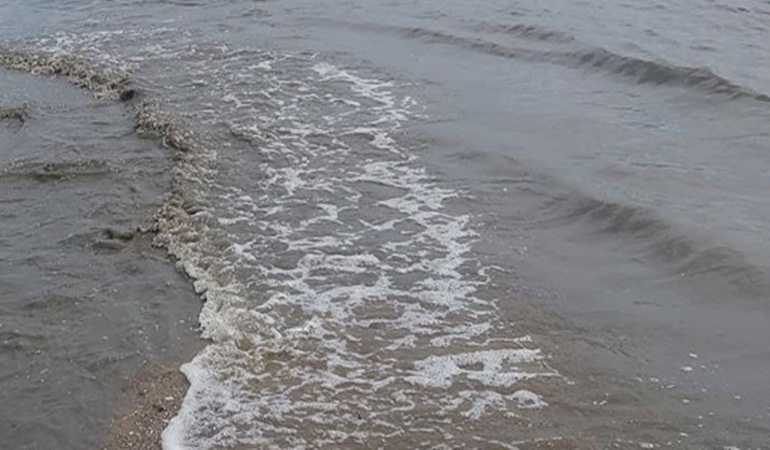 Kömür tozları denize aktı