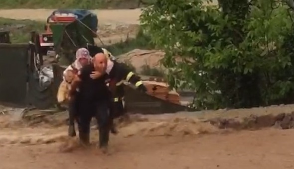 Köpeği ile mahsur kaldı, ekipler sırtında taşıdı