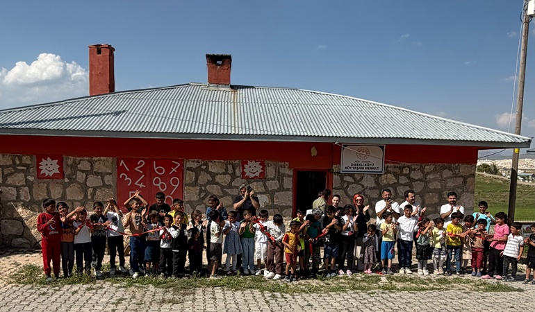 Körfez Ağrılılar Derneği’nden köy okuluna kütüphane