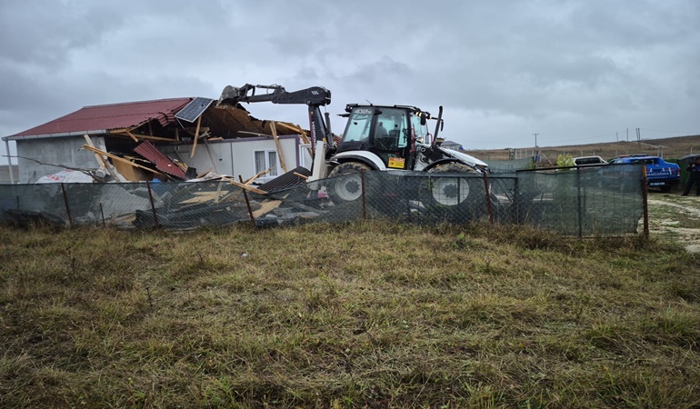 Körfez Belediyesi köylerdeki kaçak yapıları da yıkıyor