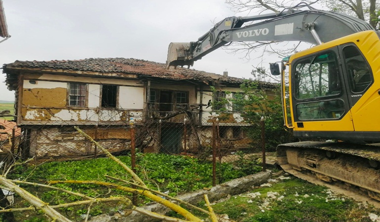 Körfez’de 6 orta hasarlı bina yıkıldı