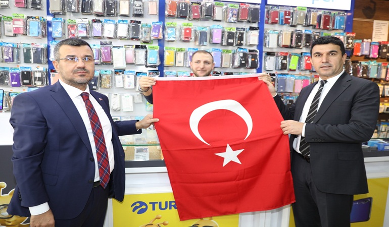 Körfez’de 9 bin 900 bayrak dağıtıldı