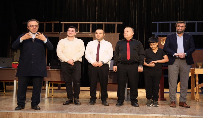 Körfez’de ayakta alkışlanan tiyatro oyunu