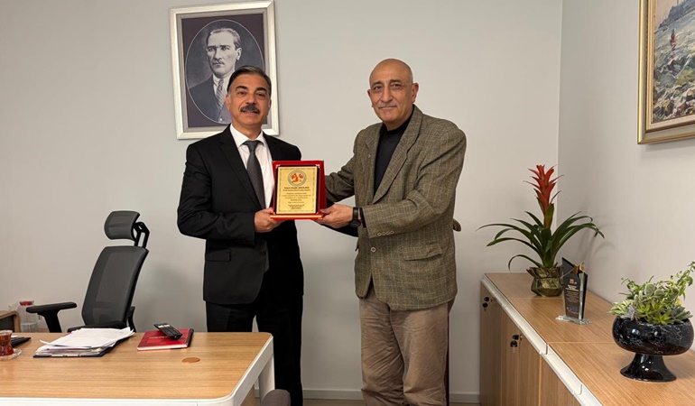Körfez’de banka müdürü Sevilmiş’e teşekkür plaketi