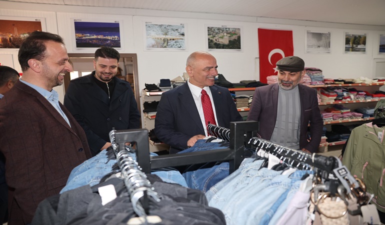 Körfez’de belediye ve Kızılay el ele verdi, sevgi mağazası açıldı