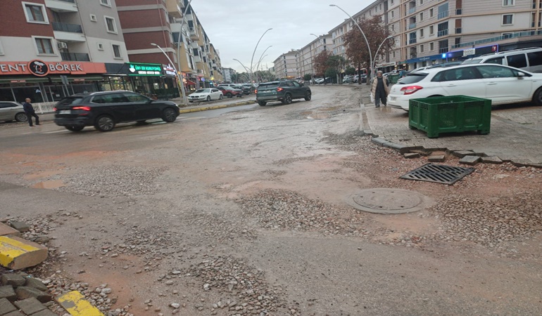 Körfez’de belediye yönetimi bu yol çilesini görmüyor mu?