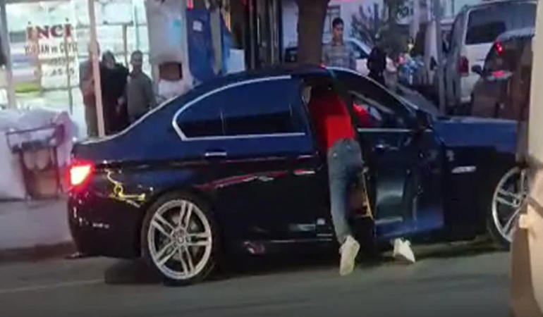 Körfez'de bıçaklı saldırı: Eşinin sevgilisini otomobilde kıstırdı