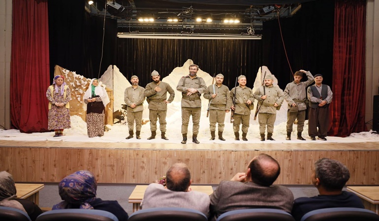 Körfez’de duygu dolu anlar yaşatan tiyatro oyunu