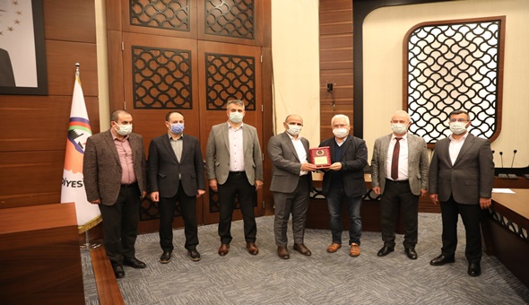 Körfez’de emekli personellere plaket 