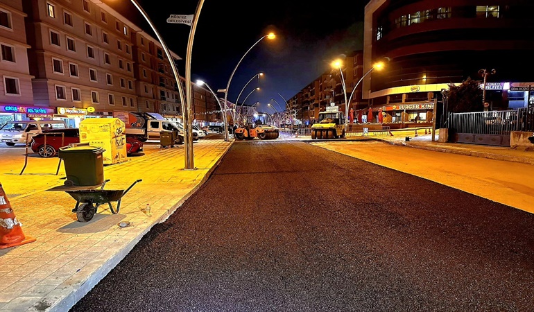 Körfez’de gece de asfalt çalışması yapıldı