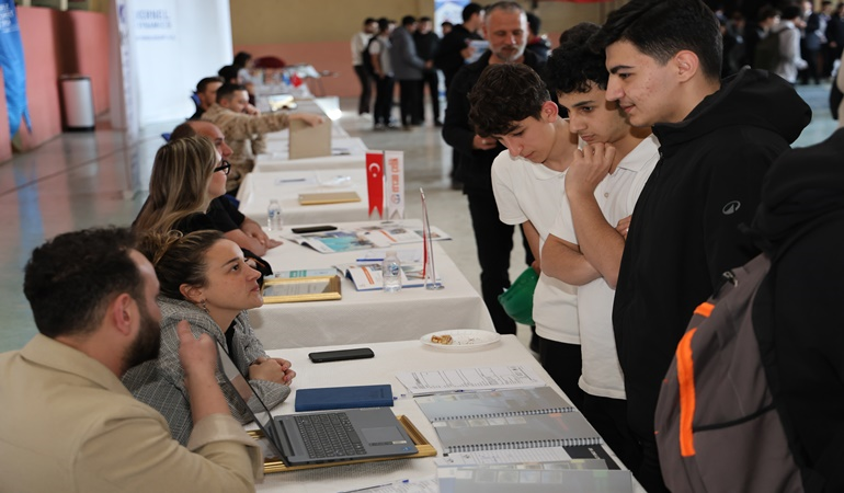 Körfez’de gençler ve iş dünyası aynı platformda