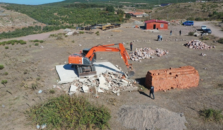 Körfez’de kaçak yapılarla mücadele sürüyor