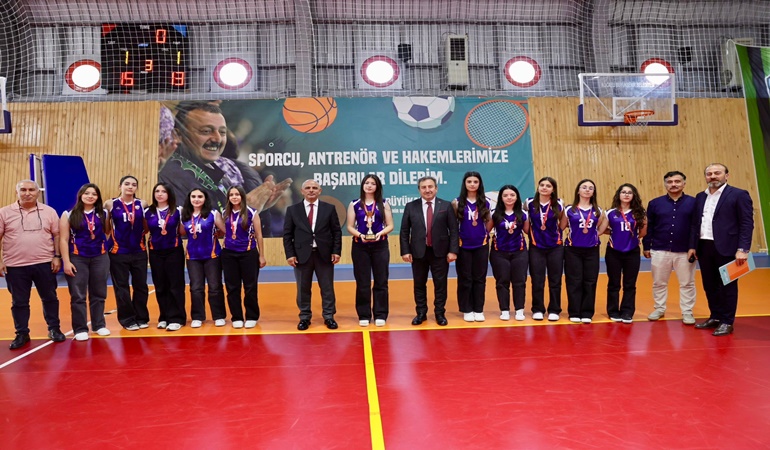 Körfez’de liseliler kupalarına kavuştu!
