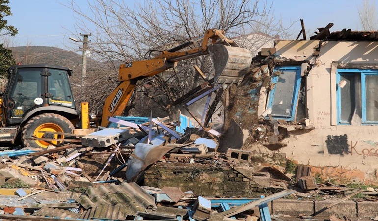 Körfez’de metruk binalar tek tek yıkılıyor