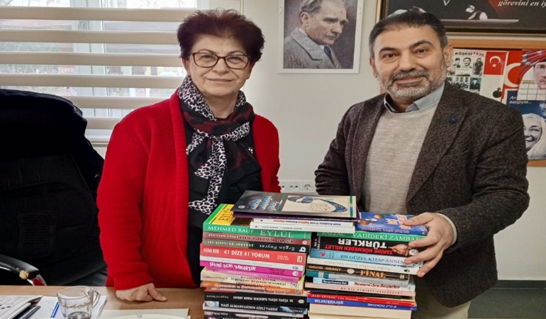 Körfez’de muhtar Gündüz’den Şehit Kütüphanesi’ne kitap desteği