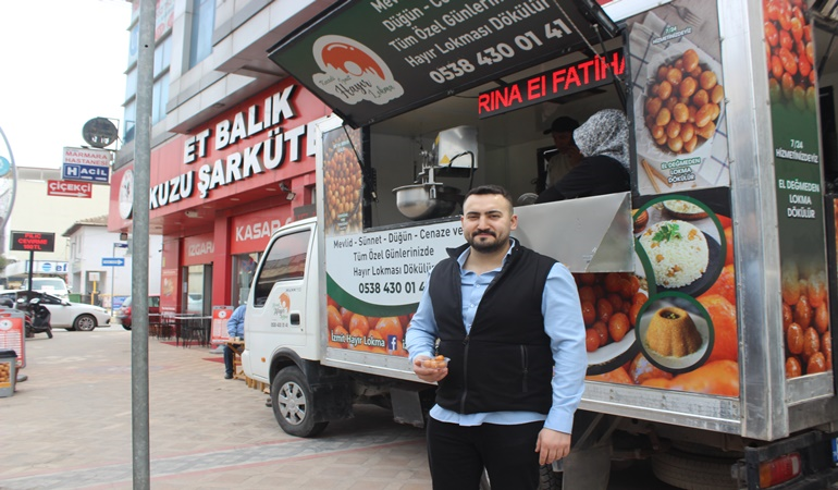 Körfez’de oğul Musab Çelik ölen babası için lokma dağıttı