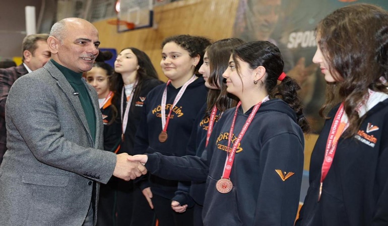 Körfez’de ortaokullar arasındaki voleybol turnuvasının şampiyonları belli oldu