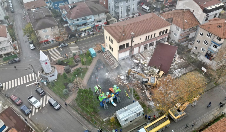 Körfez’de riskli olarak tanımlanan o bina yıkıldı