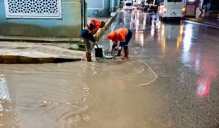 Körfez’de sağanak yağışa karşı ekipler sahada