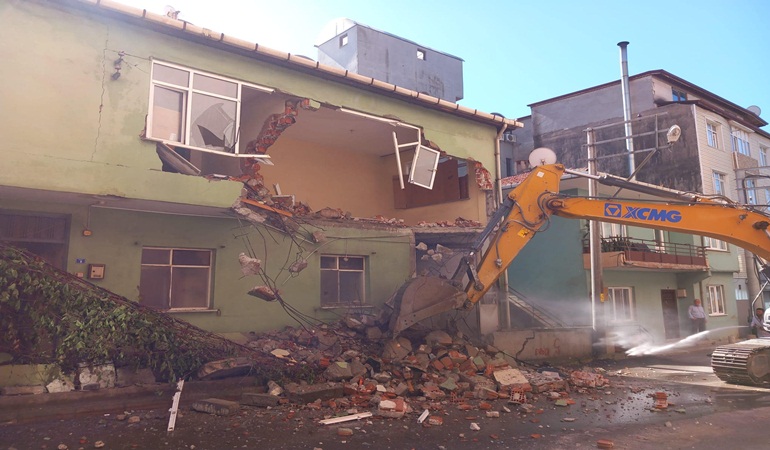 Körfez’de son ağır hasarlı bina da yıkıldı