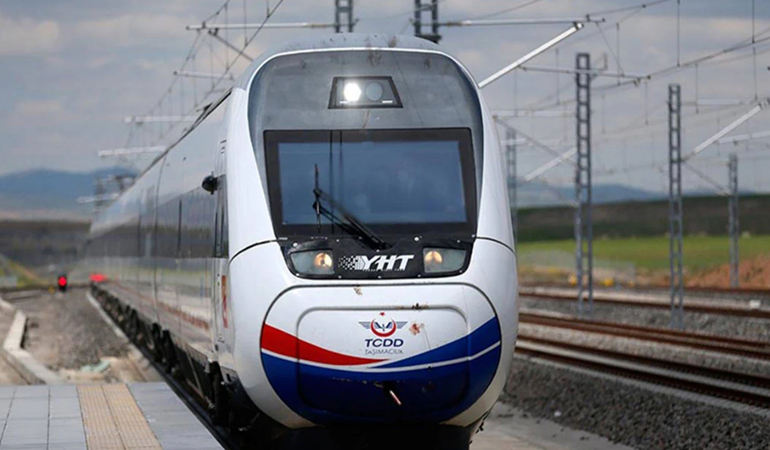 Körfez’de tel örgülerden atlayan vatandaşa tren çarptı