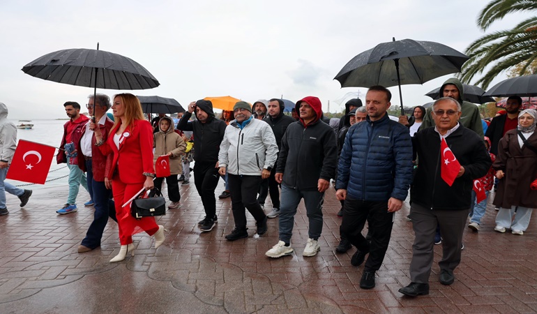 Körfez’de yağmur altında Cumhuriyet yürüyüşü