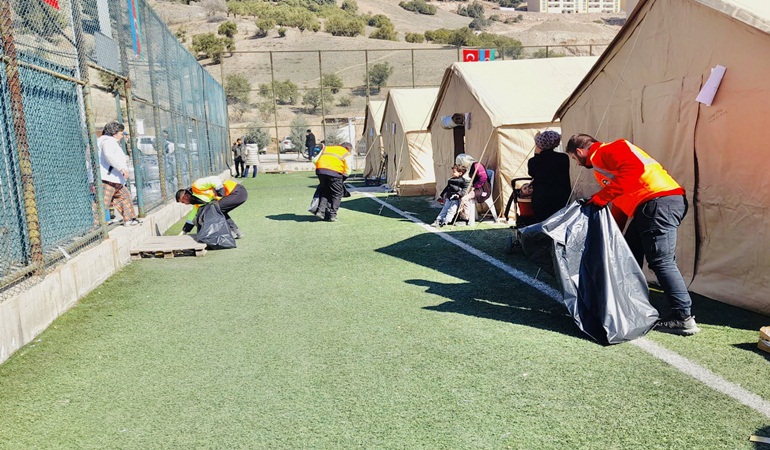 Körfez ekipleri deprem bölgesinde temizlik çalışmalarını yürütüyor