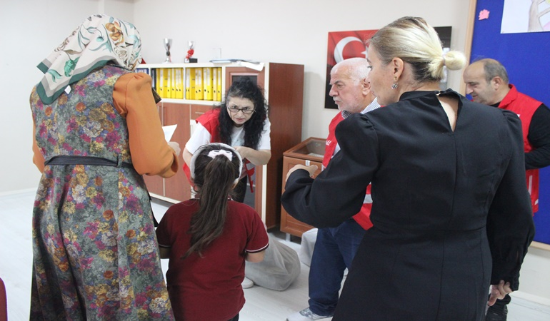 Körfez Kızılay, o köydeki öğrencileri sevindirdi