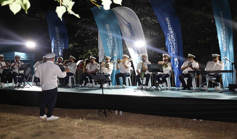 Körfez sahilinde bando konseri!