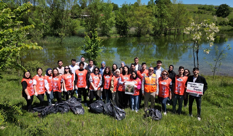 Körfez Sevindikli’de gönüllü eller 30 kilo atık topladı