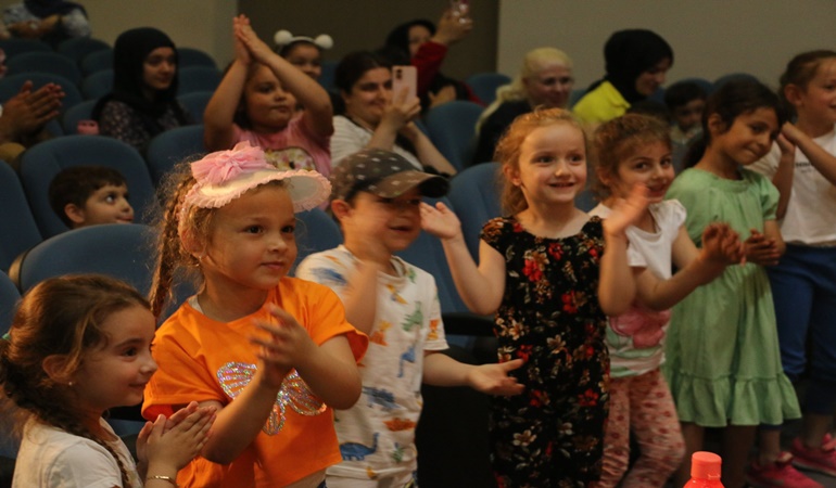 Körfezli çocukları sevindiren gösteri!