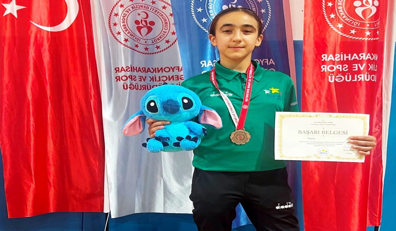 Körfezli genç karateci Elif gururlandırdı