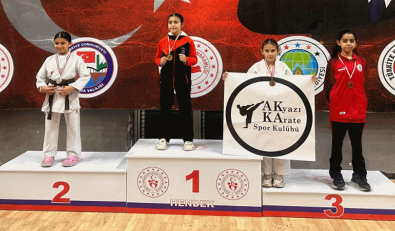 Körfezli karateciler Sakarya’daki turnuvada madalyaları topladı!