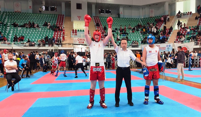 Körfezli Rafet ile Poyraz’dan Kick Boksta gururlandıran başarı