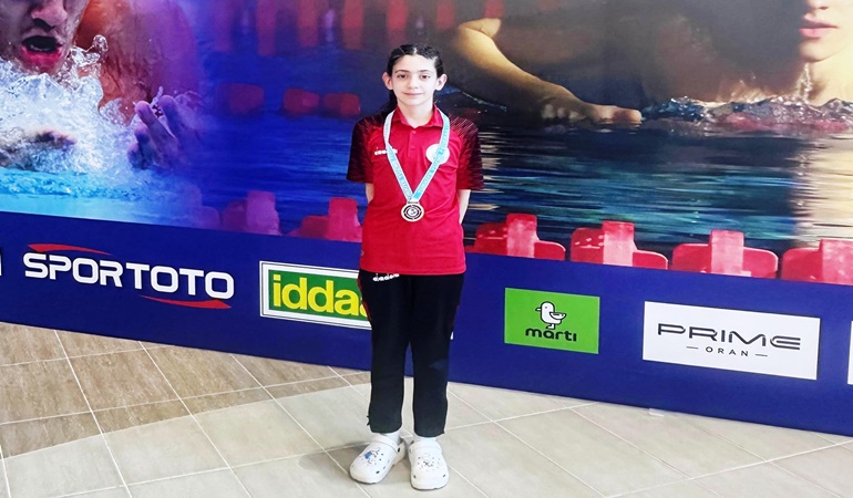 Körfezli yüzücü Trabzon’da madalyayı kaptı!