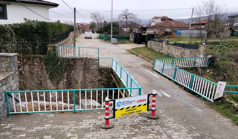 Korkuluk, köprü ve betonarme yapılarda olası riskler önleniyor