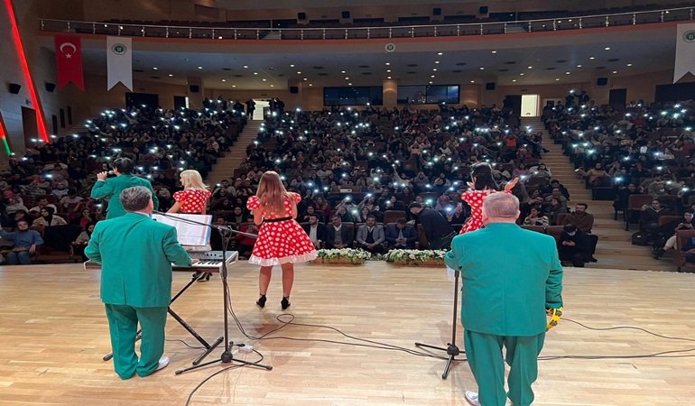 KOÜ’de öğrencilere finaller öncesi moral konseri
