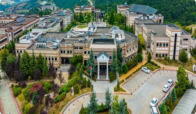 KOÜ’de stant açan öğrenci darp edildi 