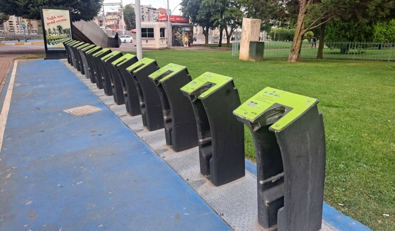 KOÜ’deki KOBİS duraklarında bisiklet yok