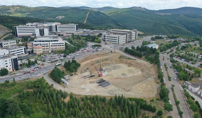 KOÜ Umuttepe Cami ve otoparkı devam ediyor