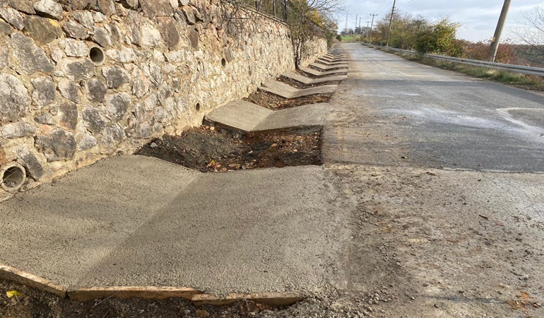 Köy yolları V kanal imalatı ile korunuyor