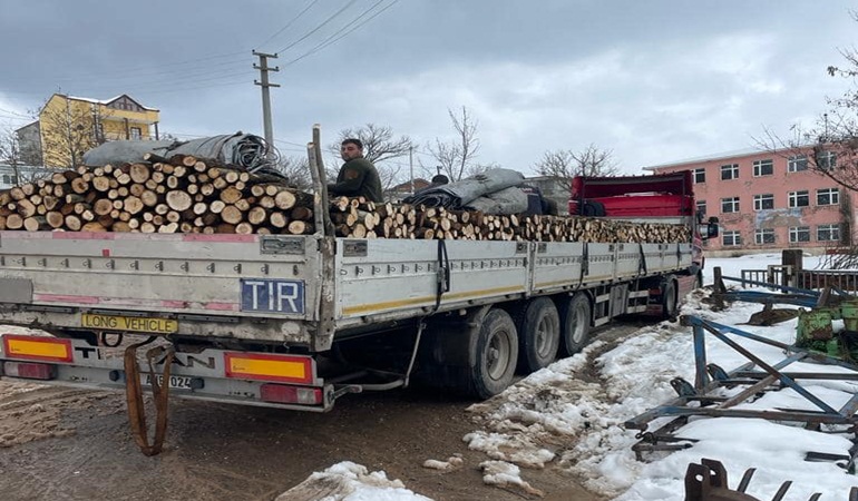 Köylüler odunlarını Kahramanmaraş’a gönderdi