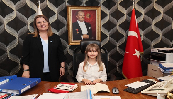 Küçük Damla, İzmit Belediye Başkanlığı koltuğuna oturdu