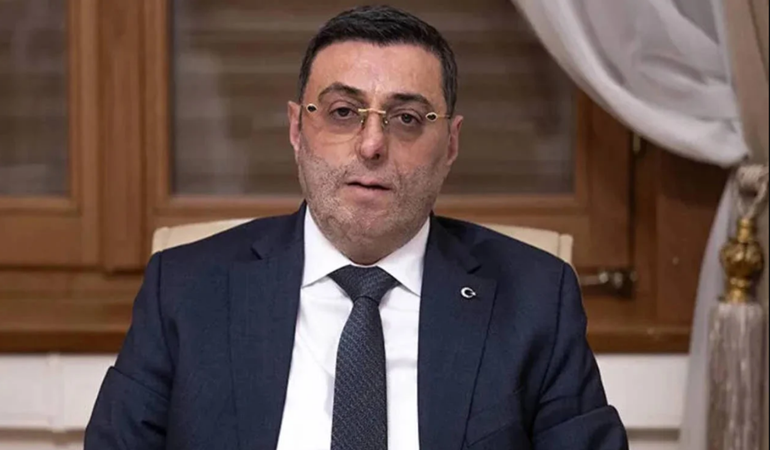 Kulağı çekilince ağız değiştirdi!
