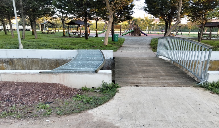 Kule Deresi çevresindeki korkulukları kim söktü?