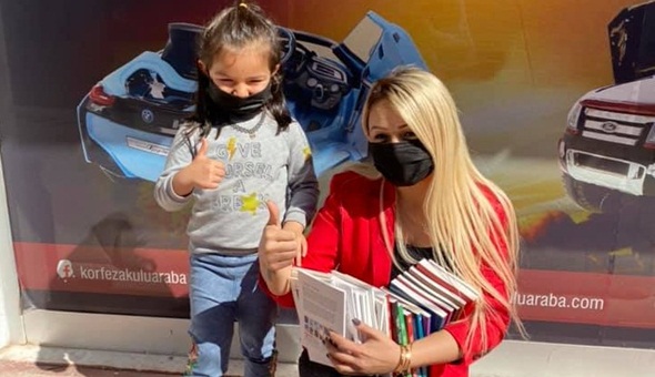 Kumbarasında ki parayla kitap aldı, bağışladı