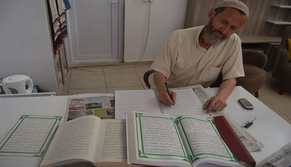 Kur'an-ı elle yazacak, Bakana hediye edecek