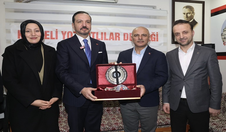 Kürşat Zorlu Körfez’de o derneği de ziyaret etti